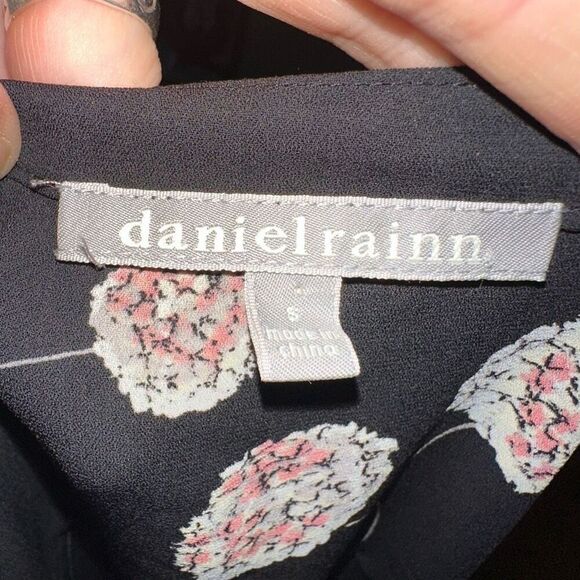 Daniel Rainn S split neck black hydrangea boho blouse - Picture 3 of 3